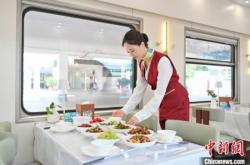 华南地区首趟适老舒适型旅游专列开行华南地区首趟适老舒适型旅游专列开行
